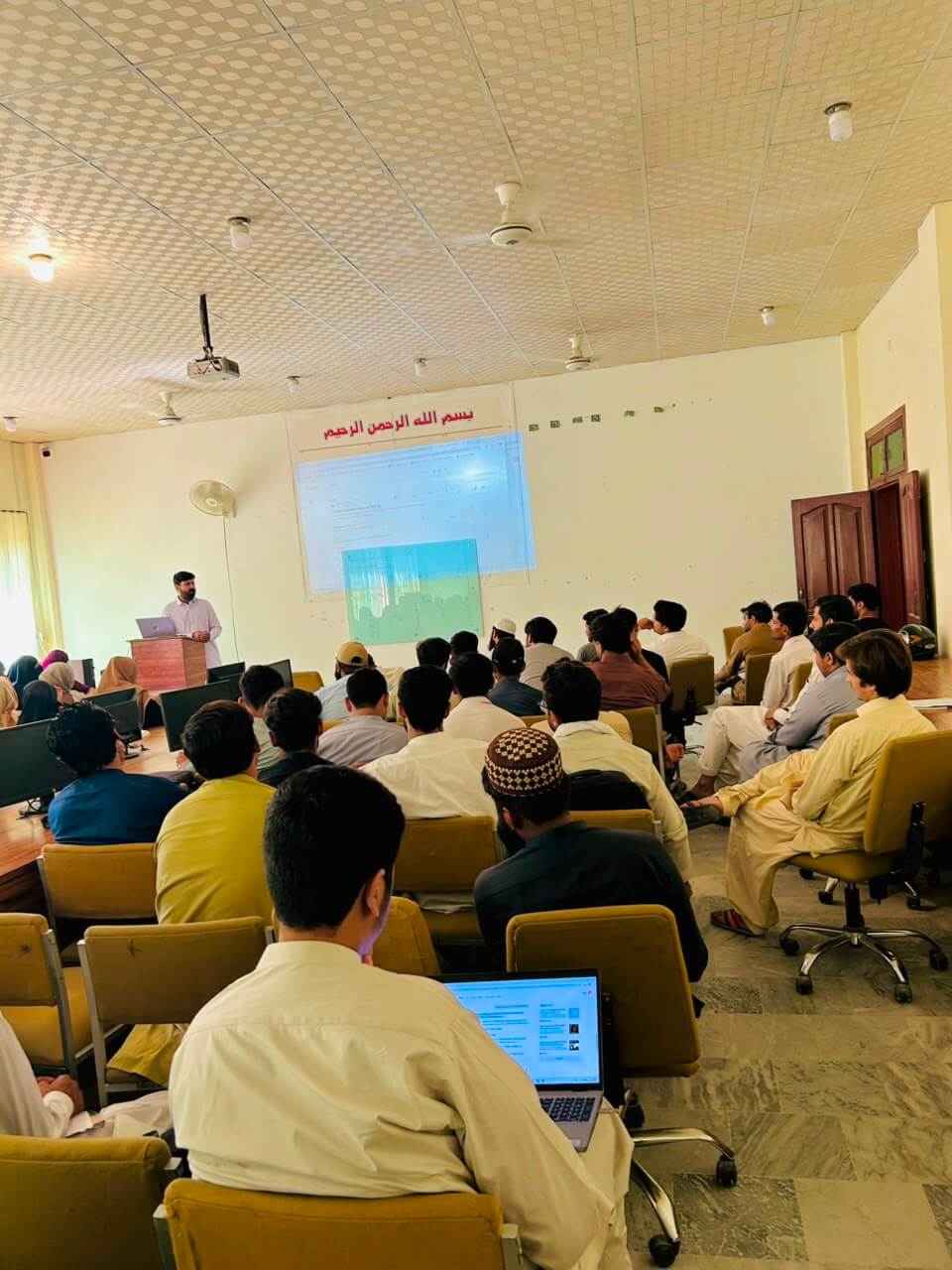 Hunar Tehreek training class in session — photo 12